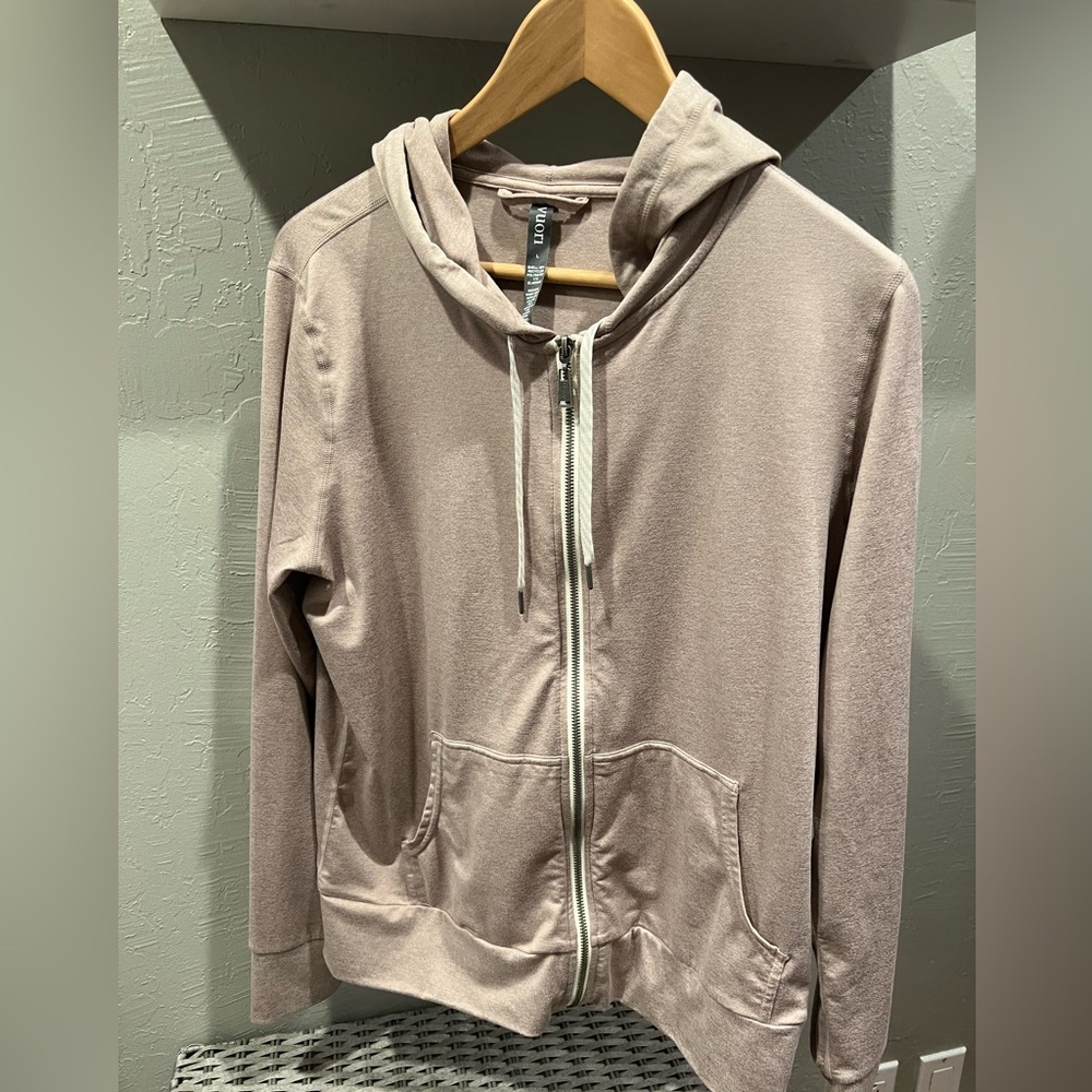 Vuori sweatshirt women’s L. NEW (no tag)